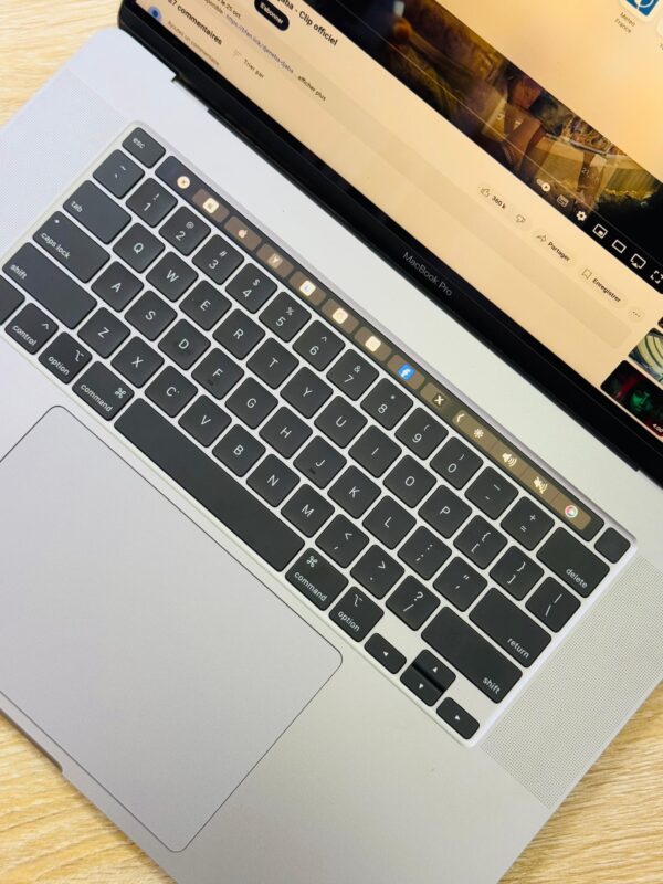 MacBook Pro 2019 core i7 dédiée 04Go