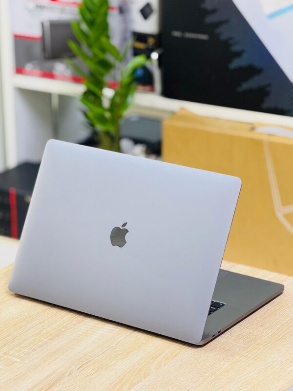 MacBook Pro 2019 core i7 dédiée 04Go – Image 2