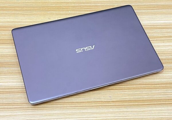 Asus Vivobook S15 X530UN core i7
Double graphique : Intel UHD graphics 620 + NVIDIA GeForce MX150 dédié 2Go GDDR5
