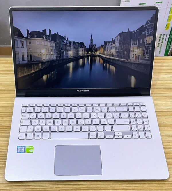 Asus Vivobook S15 X530UN core i7
Double graphique : Intel UHD graphics 620 + NVIDIA GeForce MX150 dédié 2Go GDDR5 – Image 2