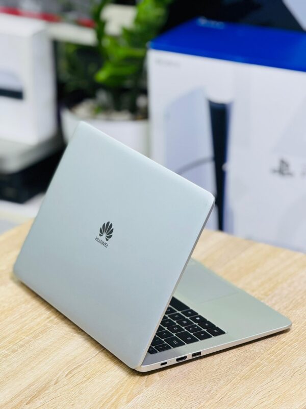 HUAWEI MATEBOOK KPL Ryzen 5 (année 2017) 01Go dédiée