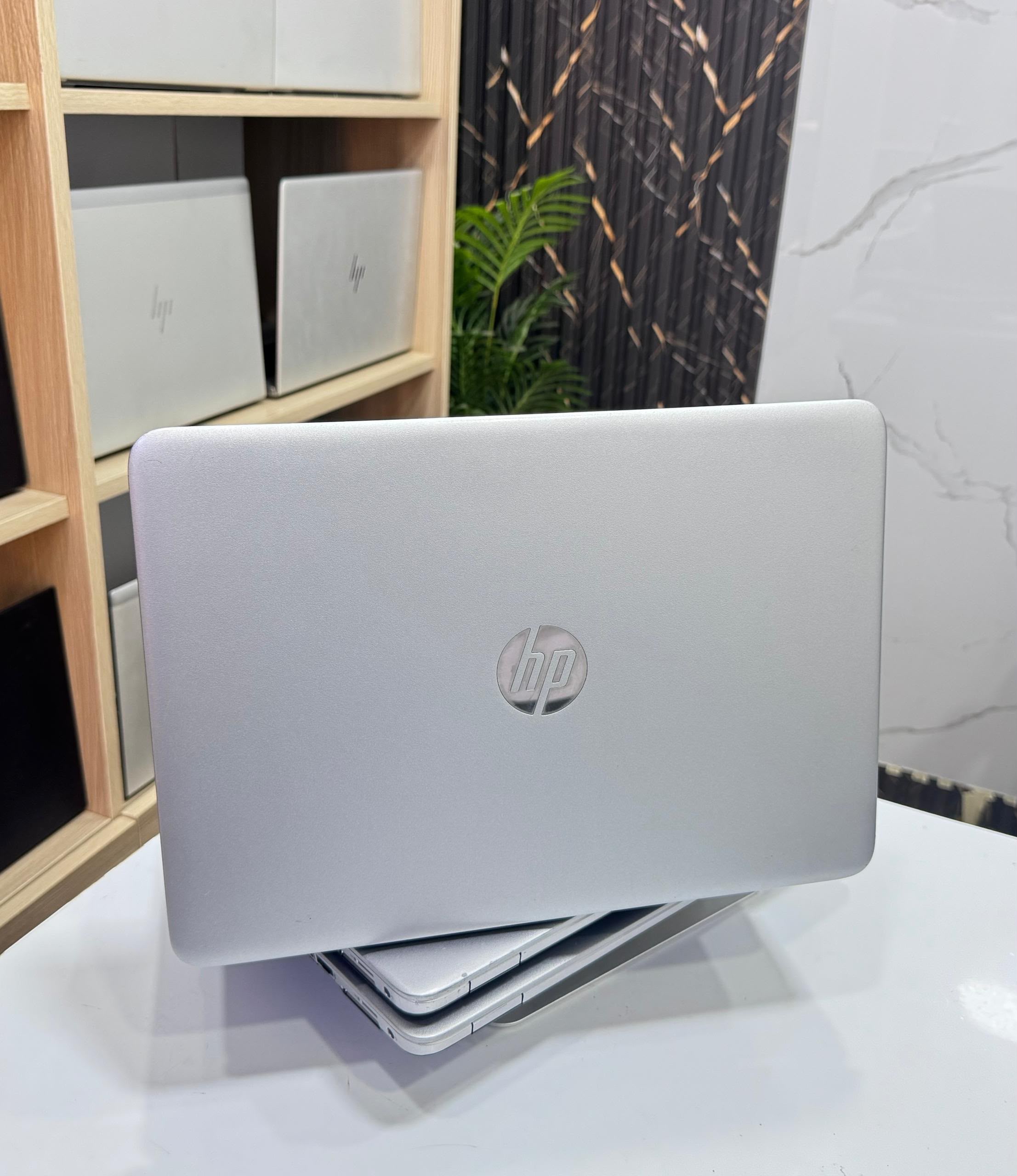 8b4b9ce5-540c-4ff9-8cf7-a0db075173a7 HP Elitebook 840 G4 core i7 super slim et très clean. PC ultra performant et très résistant
7th génération – Image 1